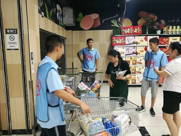 我校学生到超市进行暑期社会实践_工作