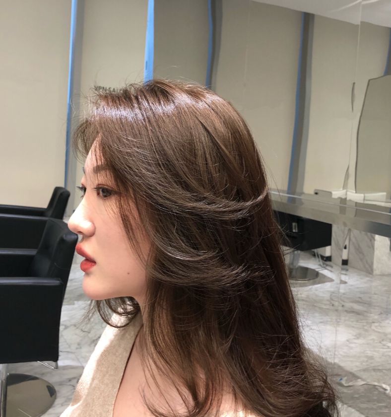 八字刘海,正好修饰了脸型,气质也变得不一样了,因为剪了层次,头顶也会