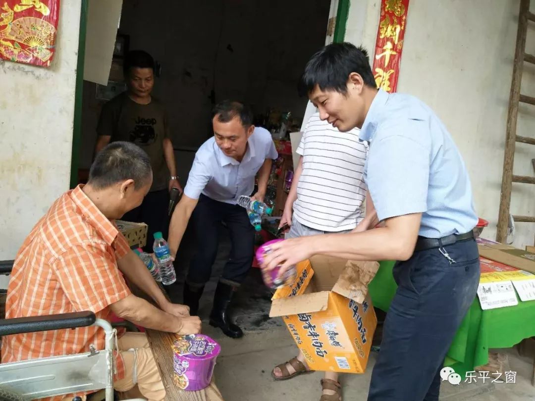 转移群众送水送干粮捐款捐物乐平各界真情救灾浓浓关爱暖民心