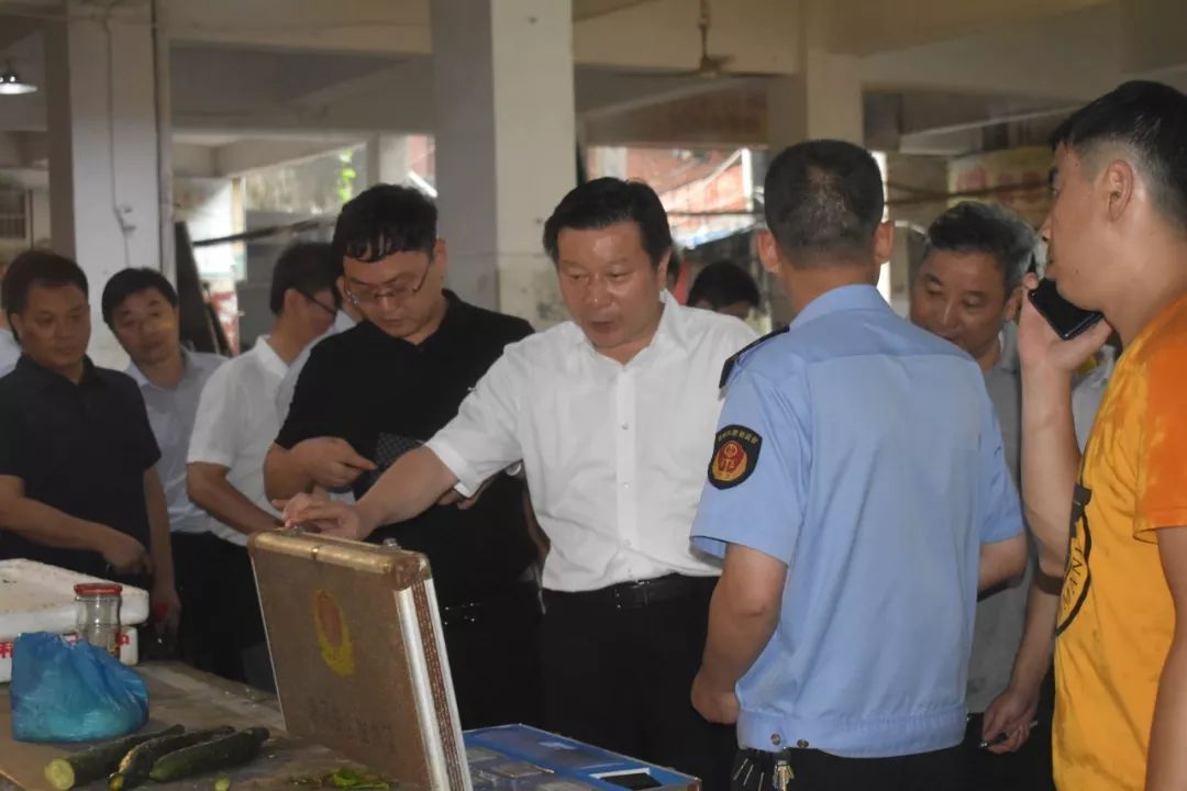 副市长方百春及市政府秘书长吴猛强随同▲张鸿星在市场里检查▼