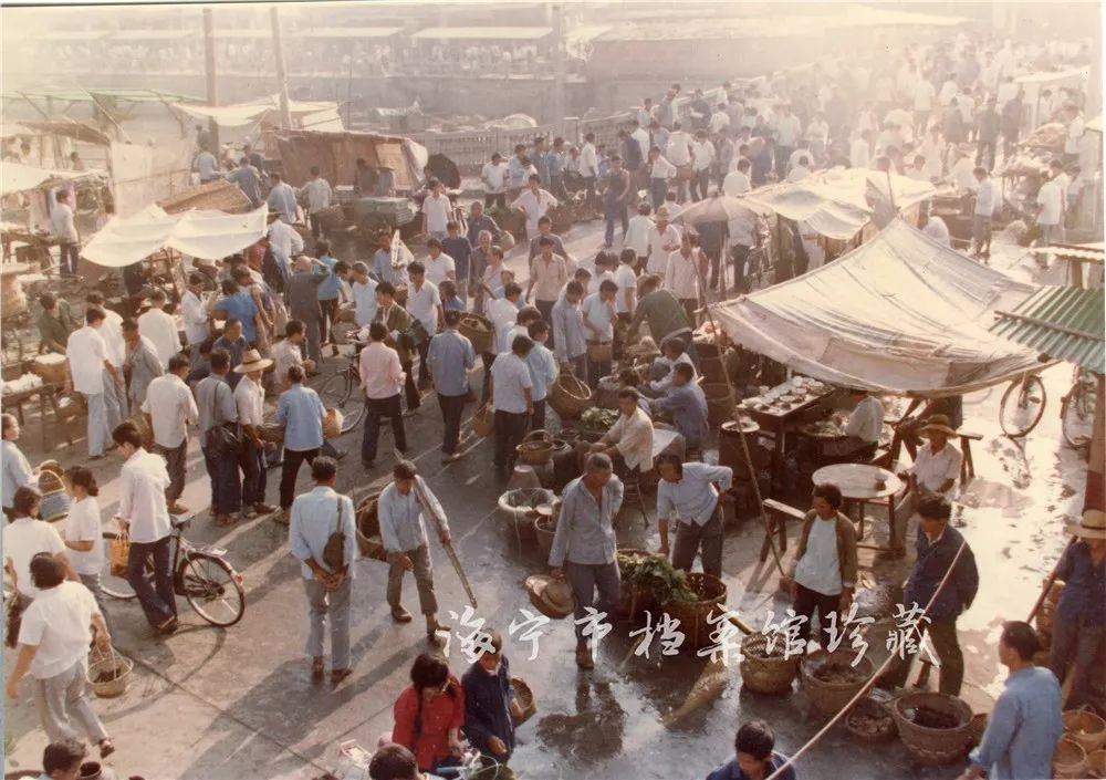 50年代硖石东南河迪秀桥集市 后来,人越来越多,就演变成了农贸市场.