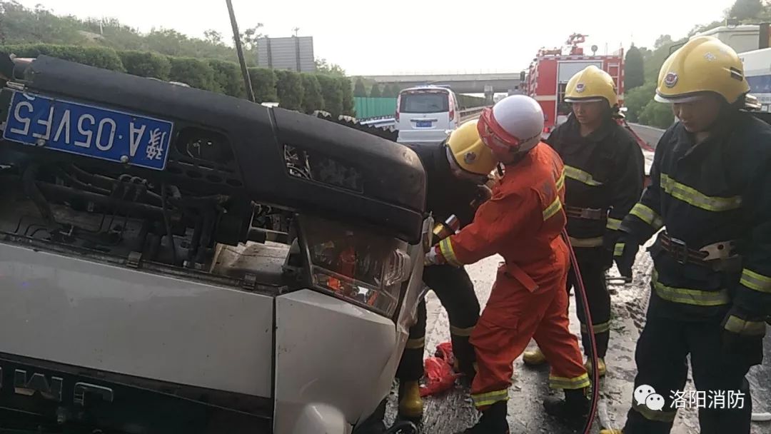 现场丨货车冲出高速公路 洛阳消防成功营救 全球最大网赌正规平台