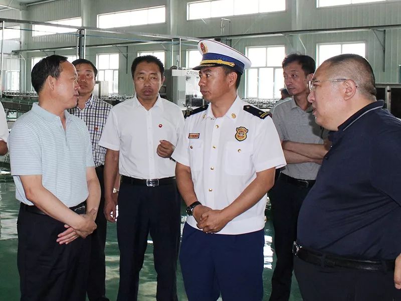 乌兰浩特市消防大队负责人陪同王英杰市长调研乌市工业企业发展情况