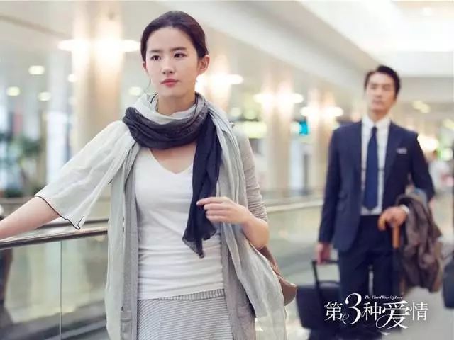 《第三种爱情》剧照文艺片《夜孔雀,看见在夜店当dj的刘亦菲,所有人