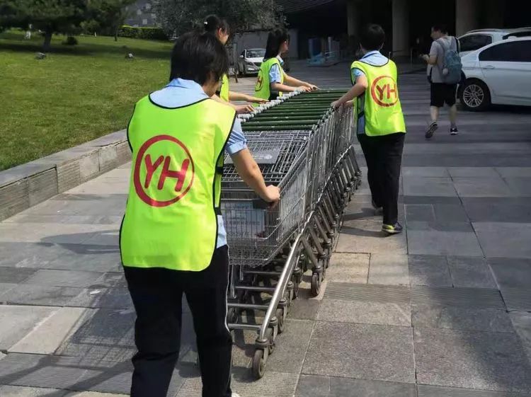 我校学生到超市进行暑期社会实践