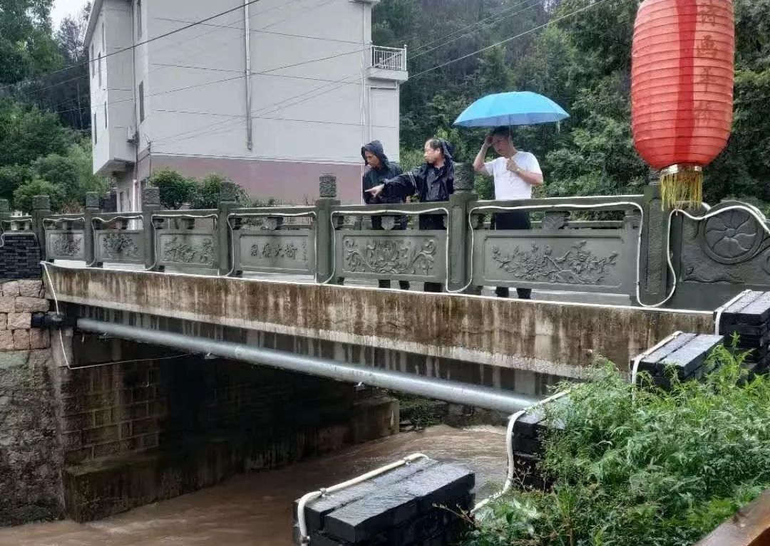 防汛进行时 | 天台在行动!这群人守坚在风雨中
