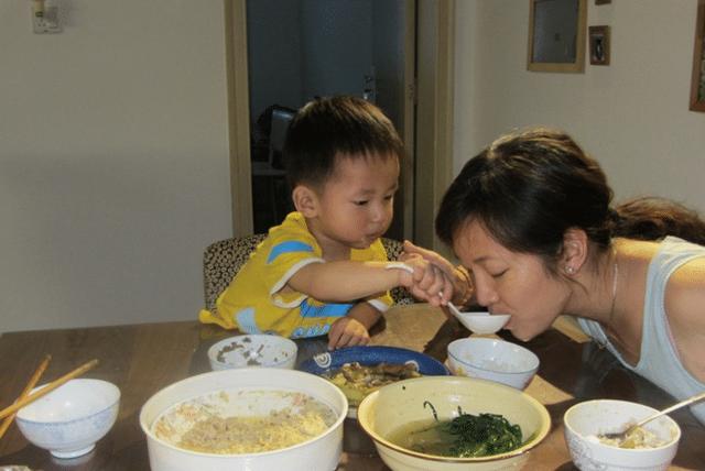                     爸妈平均身高178，孩子却成“小矮人”，医生解惑：3种食物害了娃