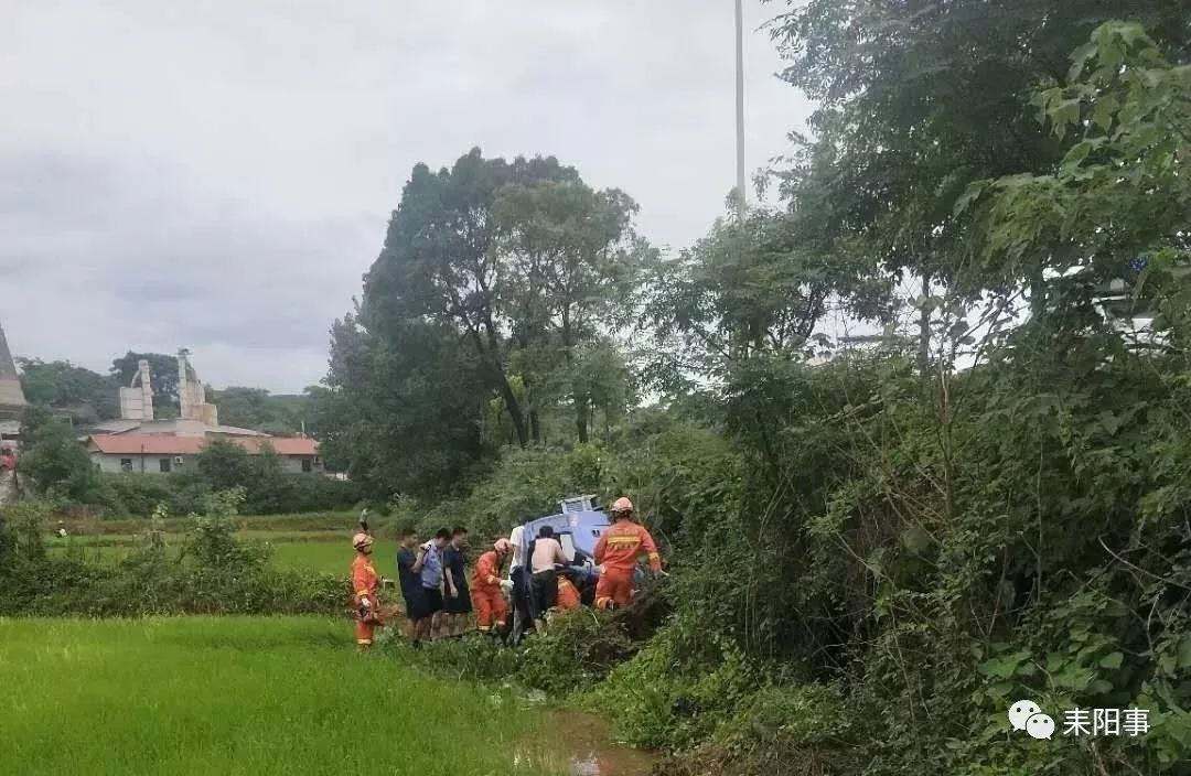 耒阳小水路段一农用车侧翻,情况不妙