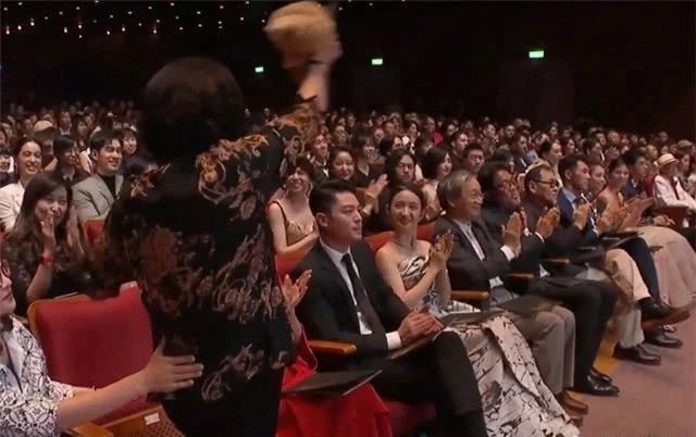 林心如霍建华分开走红毯不坐一起闹婚变?台媒