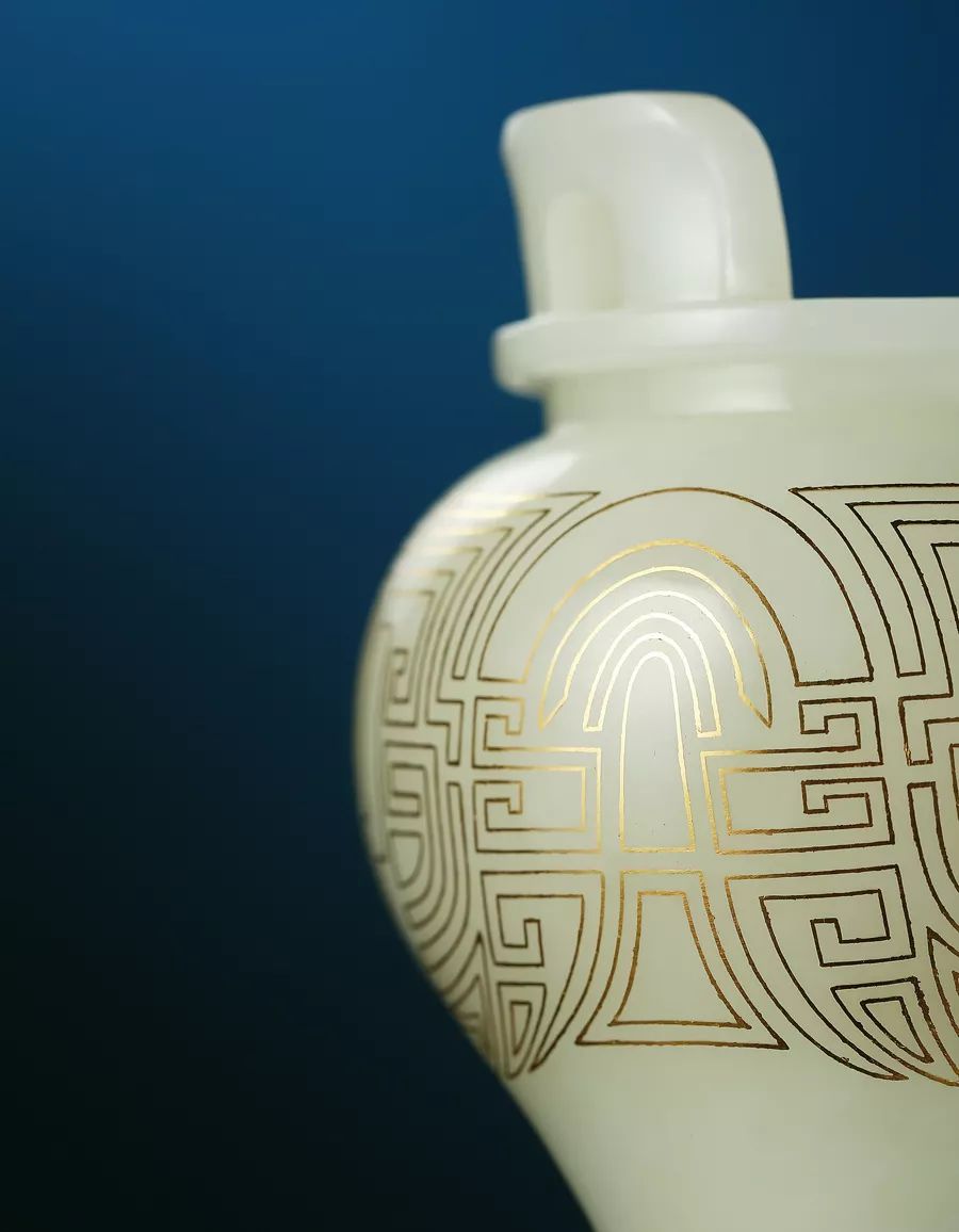 精湛的技艺,独特的风韵,使其一举斩获了2018年中国新疆"国石杯"玉雕
