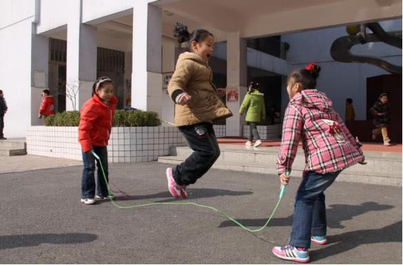                     14岁男孩身高155，父亲不以为然：家里4套房，矮点没关系