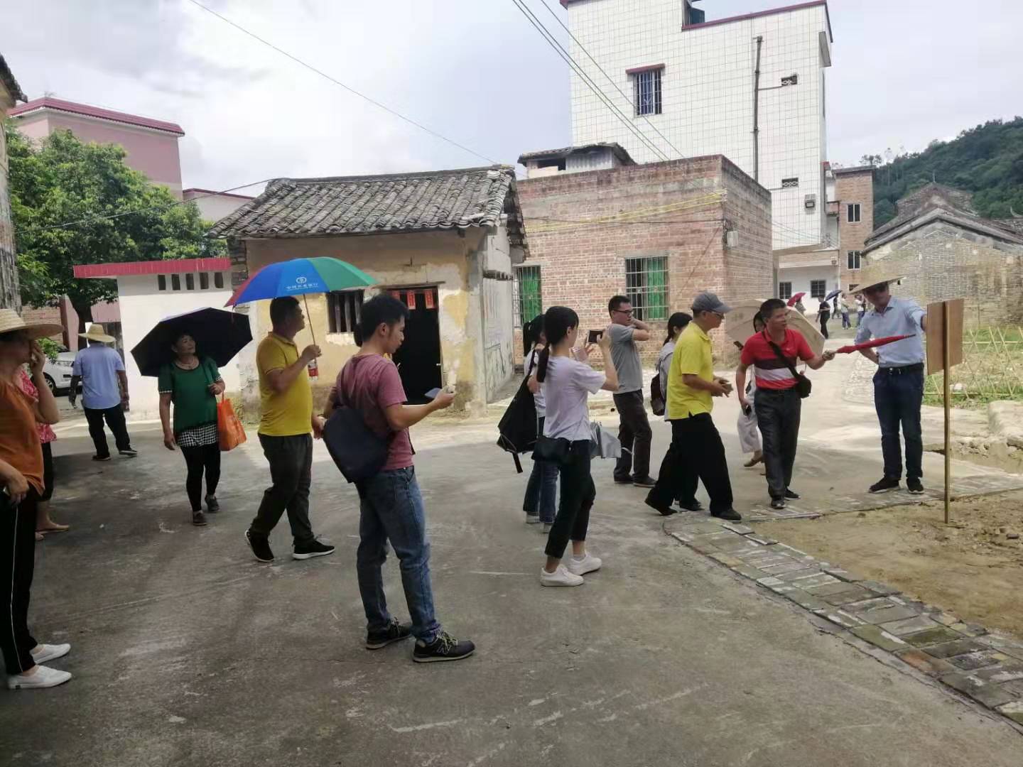 高峰街党工委开展"三清三拆三整治"参观学习活动_南盛镇