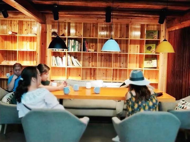 屋外蝉鸣雨落,室内大人们三两闲谈,小朋友们开心玩着云和木制玩具