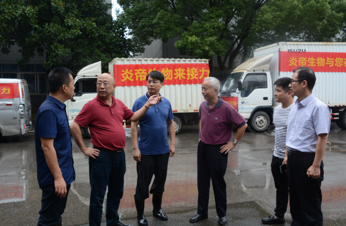 天元区纪委书记许剑鸣,副区长刘新华等对炎帝生物公司及时施展援手