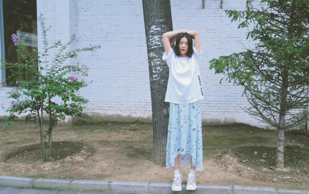 就像蓝天白云的舒展,让人看一眼就觉得足够的美好,很容易给人一种清纯