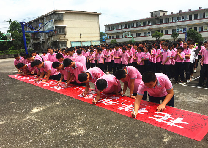 7月5日上午10:40,灵川县定江中学开展以"花样年华,别为溺水停下!