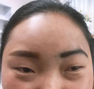 部分妹子天生眉毛少,而且很淡看起来比较憔悴显老通过纹眉改变眉毛后