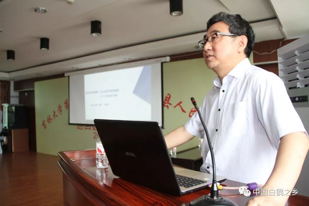 吉林大学第一医院院长华树成为与会人员作了题为《传承白求恩精神,全
