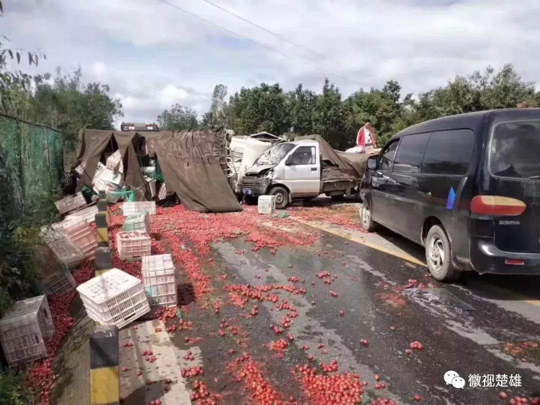 楚雄元双公路突发惨烈车祸,现场一片狼藉_牟定