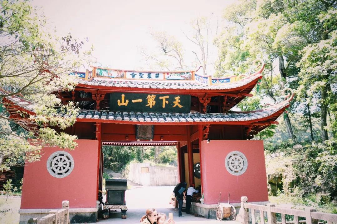 还有那御赐"天下第一山"的帝王朱棣 他御赐的匾额如今仍高高挂在支提