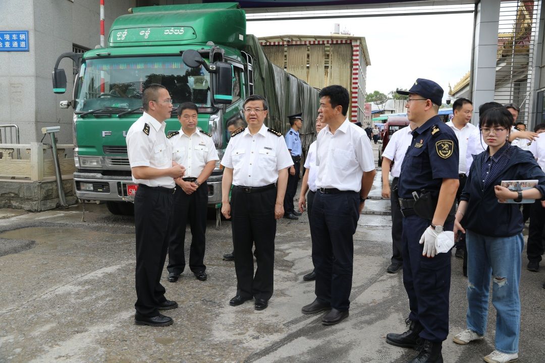 海关总署署长倪岳峰在昆明海关调研