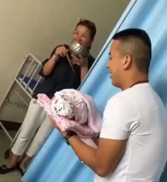                     原创            第一次抱婴儿都是什么感觉？网友：浑身僵硬，一动不敢动