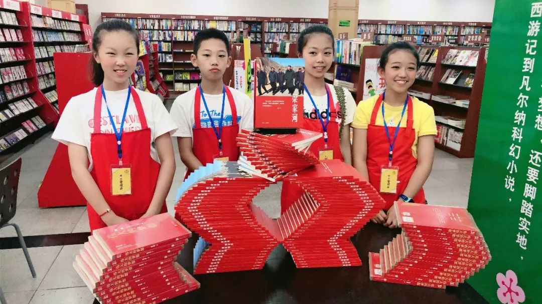 小小管理员的职责是:熟悉卖场的图书分布及摆放位置,学习电脑操作