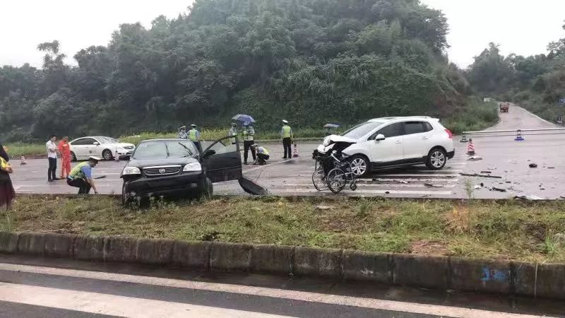 【痛心】安岳大道进文化路段发生严重车祸,多人受伤,一人当场死亡(附