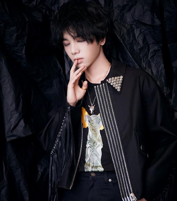 太真实的颁奖!华晨宇突然被cue,网友:一脸懵的