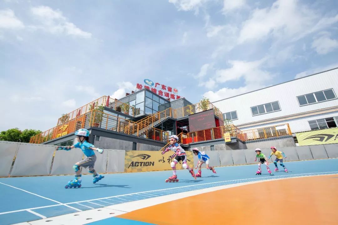 比赛场地位于顺德区五沙的广东省轮滑综合训练基地,基地内可支持自由