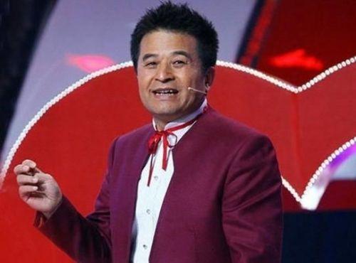 毕福剑时隔4年重回舞台,灯光黯淡衣着简陋,台下观众空座一片! 百家乐真人