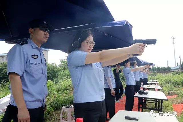 市公安局女民警参加全警实弹射击训练