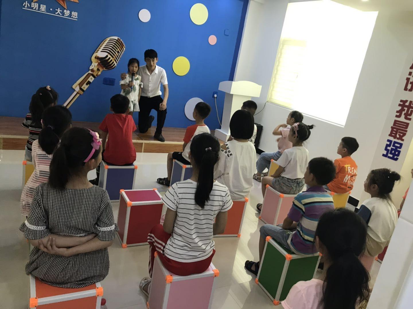 1/ 12 赵康 明星演说家 创始人 赵康老师2015年创办明星演说家演讲与