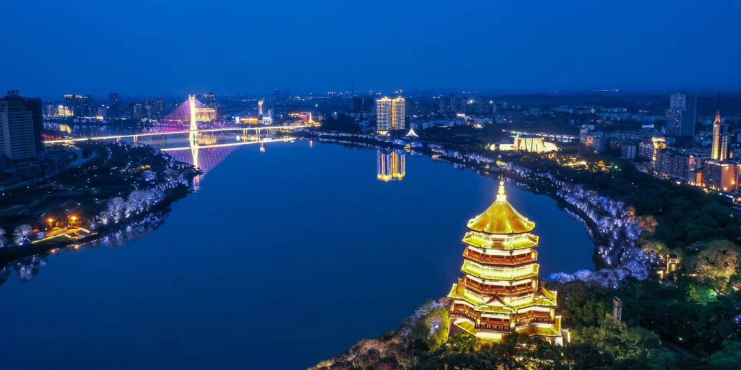 漫步在信江河畔,看两岸灯光夜色,感受一下鹰潭这个城市的夜间繁华,便