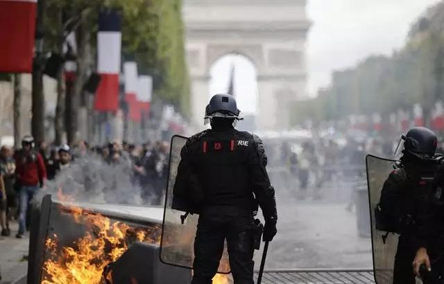 烟花伴火灾、阿尔及利亚球迷烧车、黄马甲大闹