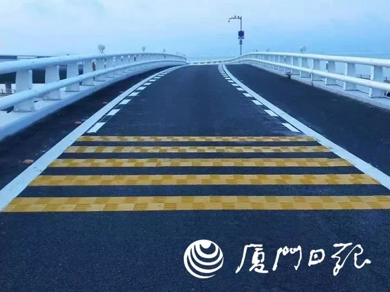 市公路养护中心相关负责人表示,这正是纵向减速标线的作用,直观上使得