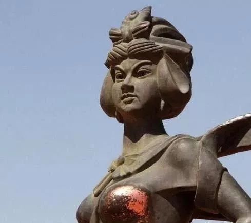 景点里最"尴尬"的雕像,漆都快被摸光了,让人难以理解
