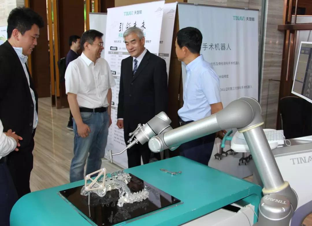 山东省中医院骨科主任徐展望教授参观展台▲展台受广泛关注随着骨科