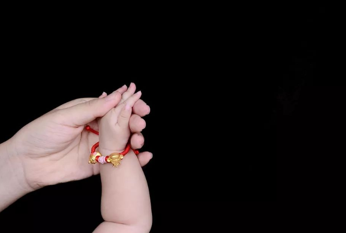                     原创            给宝宝戴首饰，很多父母都在做，却忽视了这3大危害