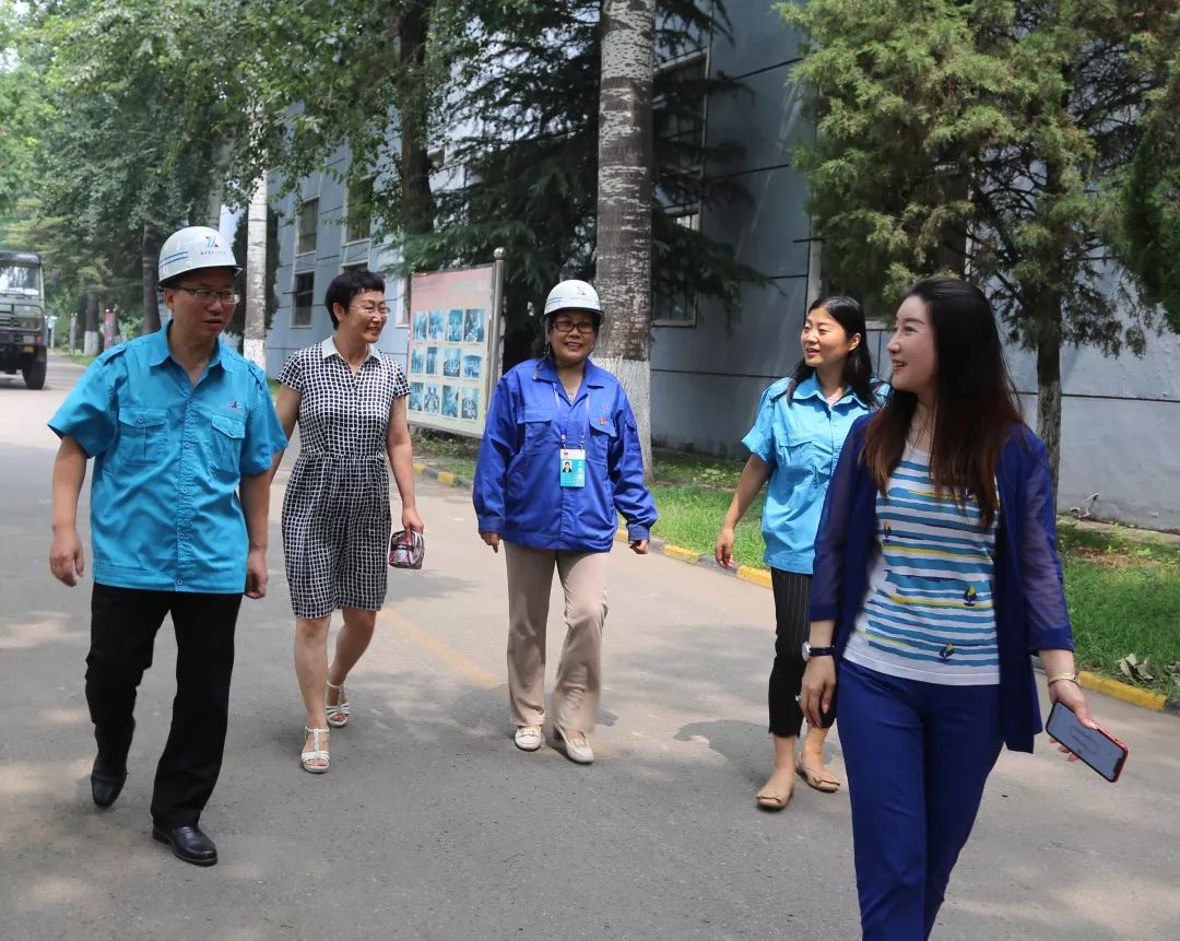 7月15日上午,丰台区总工会副主席刘振丽,职工服务中心主任董文妍一行