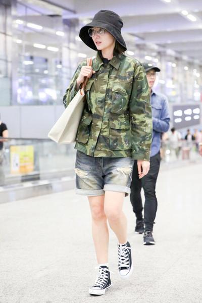 气质女神宋佳现身机场,一向追求时尚之心,现穿迷彩服气场土味十足 诚博娱乐官网