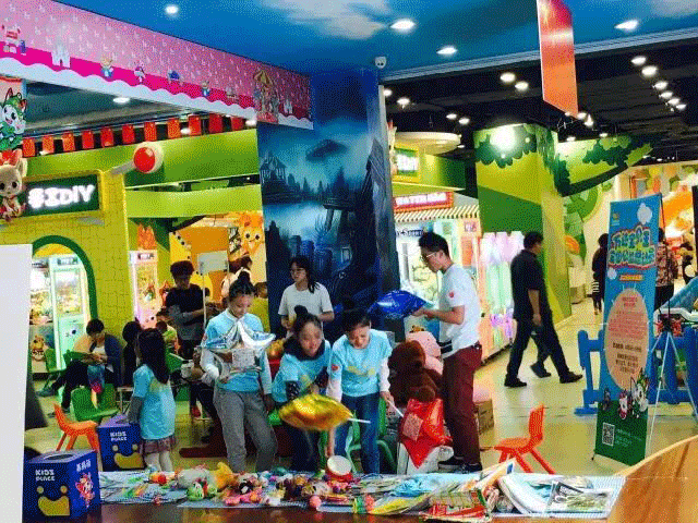 的10000张作品进行展出;中庭活动:小选手讲解作品背后的故事 爱心义卖