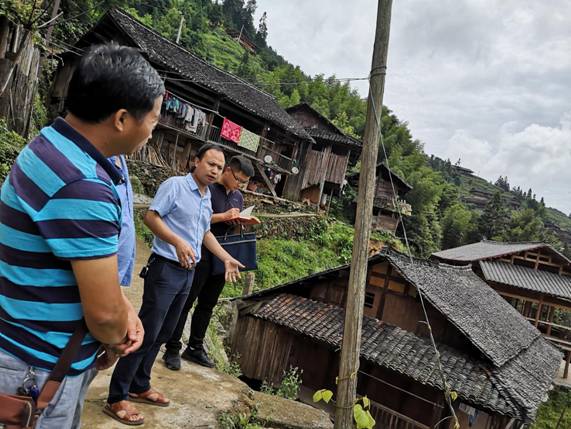 三都县自然资源局赴都江镇开展地质灾害隐患点巡查工作