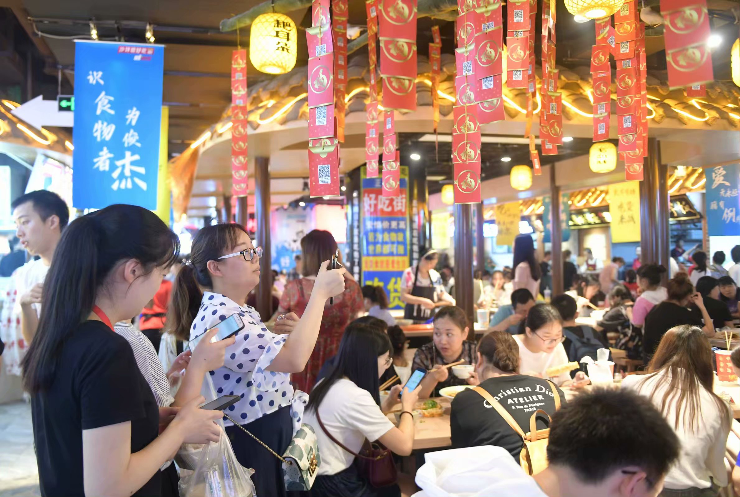 沙坪坝首条室内好吃街开业 红包树,整点抽奖,百人免费