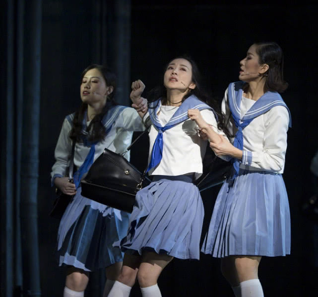 韩雪舞台剧穿学生装,比其他人衣服短一截,却意外漂亮