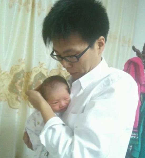                     原创            第一次抱婴儿都是什么感觉？网友：浑身僵硬，一动不敢动