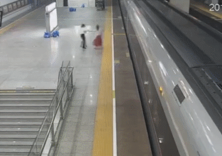 绊火车第一人女子为阻挠发车竟把脚伸进高铁和站台缝隙