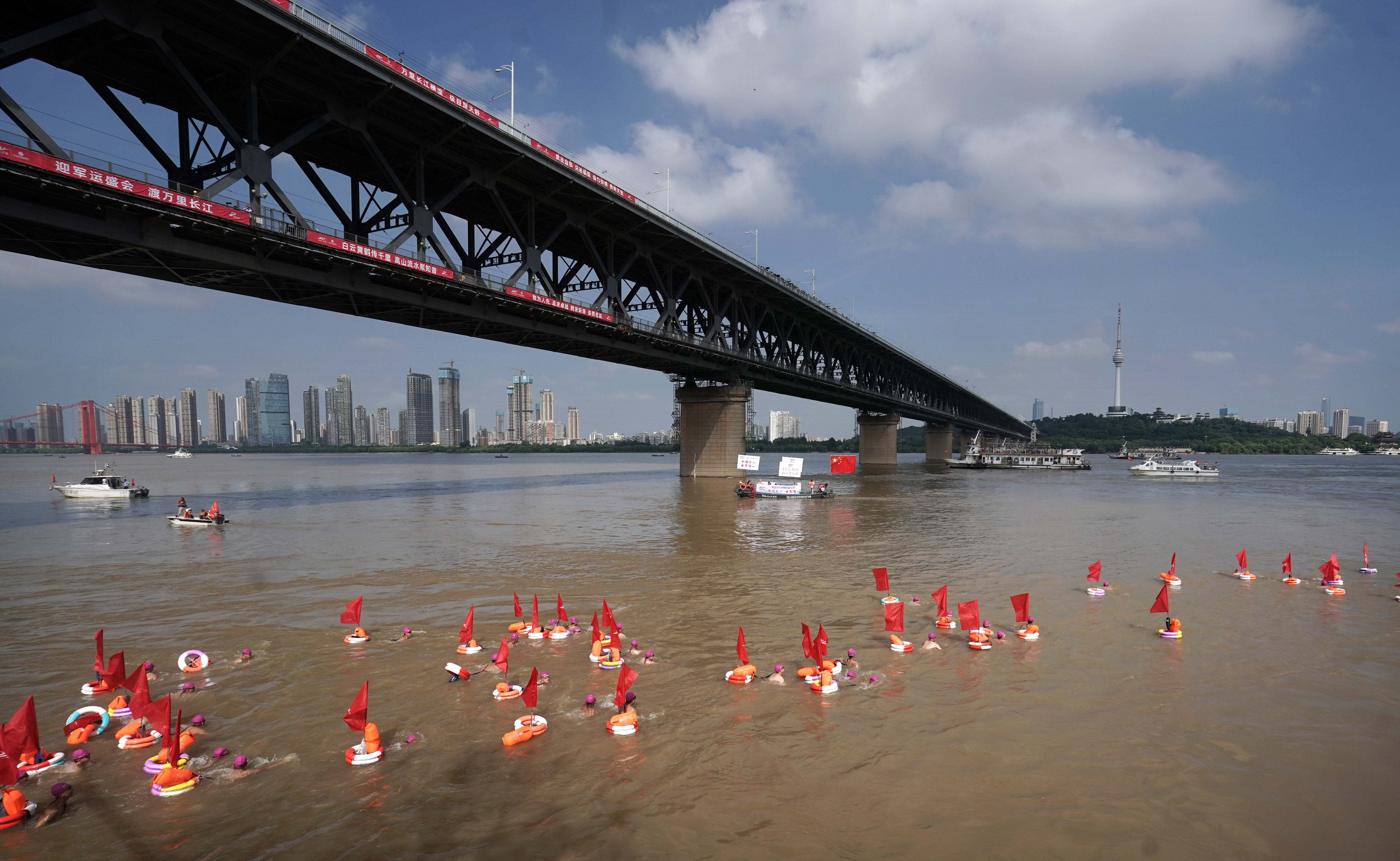 武汉,2019年7月16日7月16日,参加横渡的健儿们组成方阵横渡长江