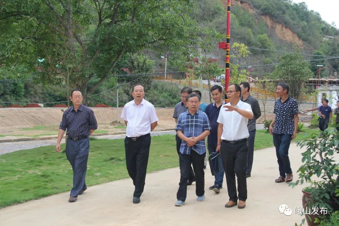 7月12日,市人大民外侨委主任委员吕元平带调研组到峨山县调研民族团结