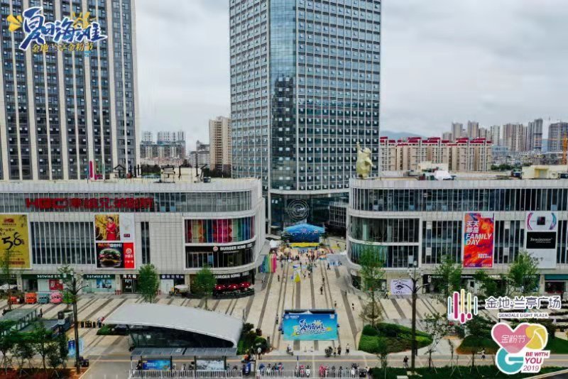 把海滩搬进商场 金地兰亭广场金粉节席卷昆明
